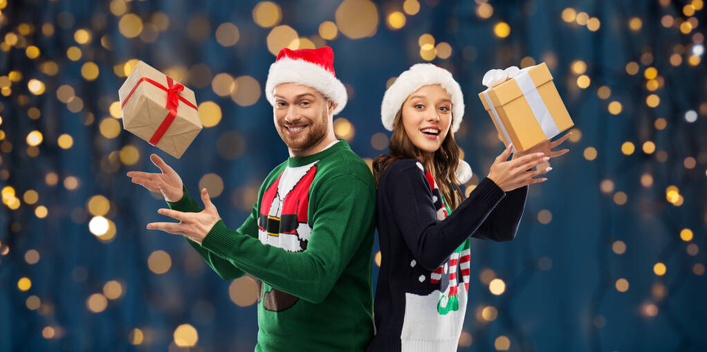 felice coppia in maglioni di Natale con regali - Foto, immagini