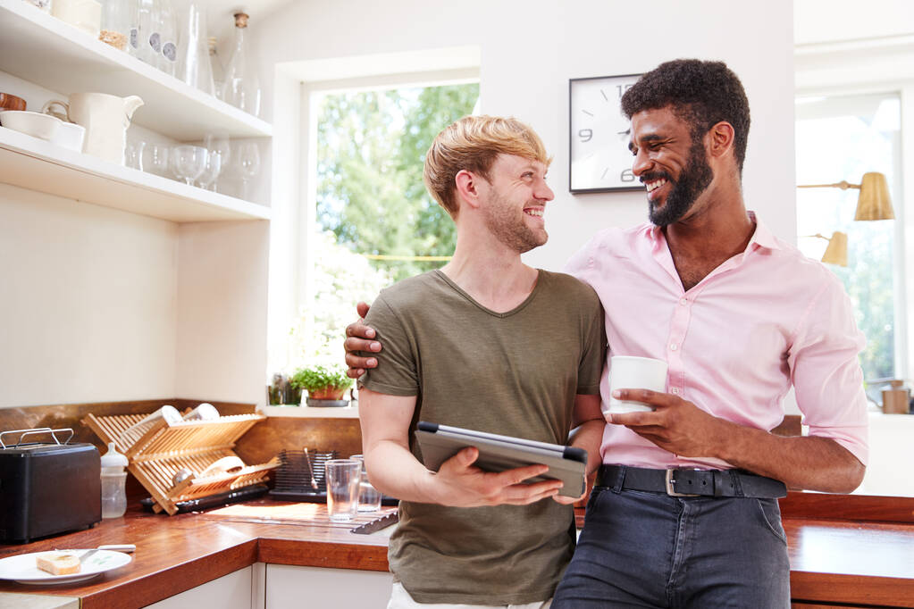 Чоловіча гей пара використовуючи цифровий планшет на кухні разом
 - Фото, зображення