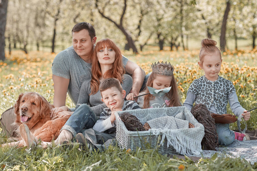 moderni perhe, jolla on lapsia piknikillä kevätpäivänä
 - Valokuva, kuva