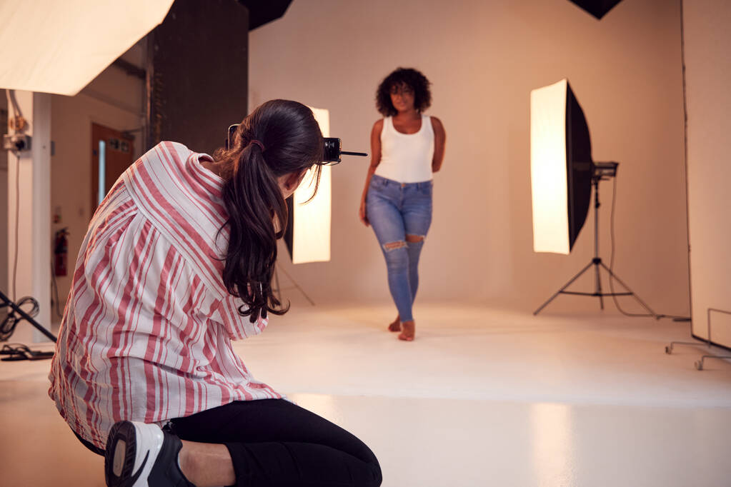 スタジオポートレートセッションでの女性写真家のためのモデルポーズ - 写真・画像