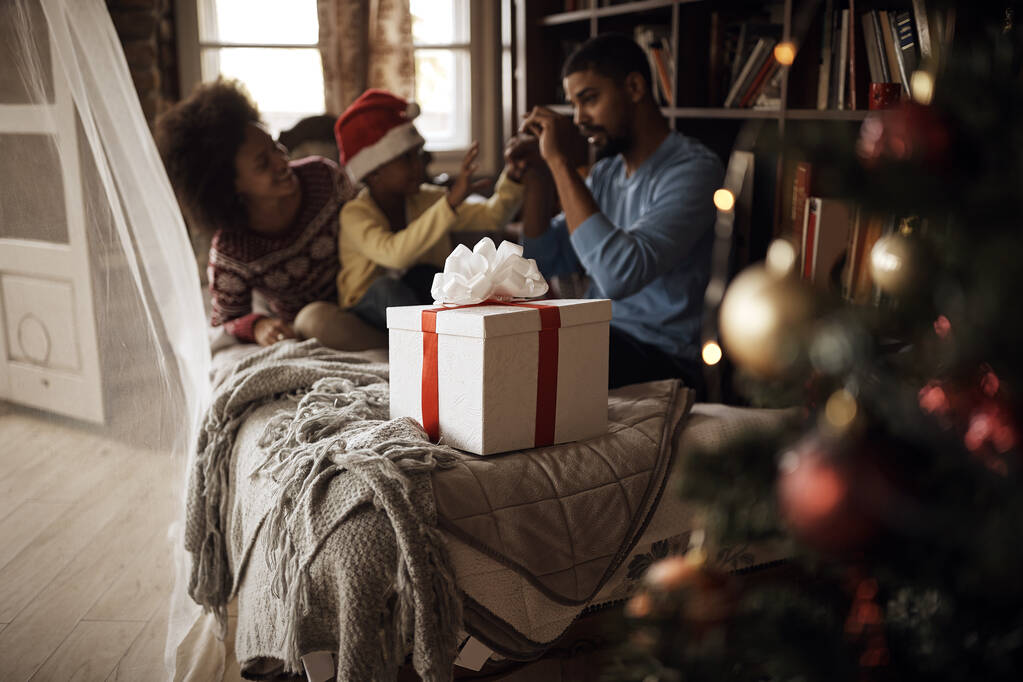 regali in una stanza con un bellissimo albero di Natale a Natale
  - Foto, immagini
