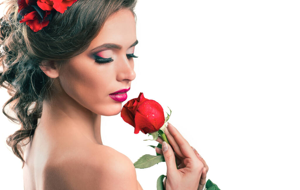 közeli .gyönyörű fiatal nő egy rózsával - Fotó, kép