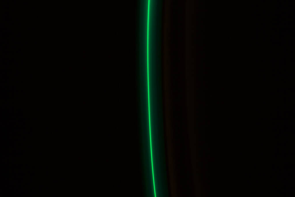Líneas de luz verde sobre fondo negro - Foto, Imagen