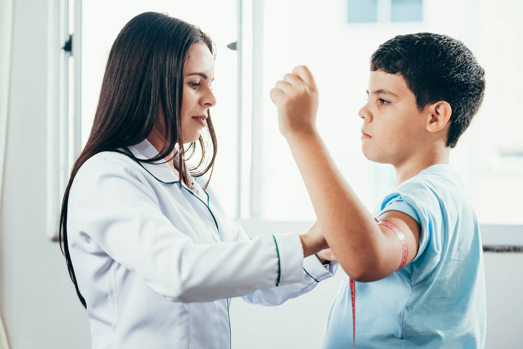 Ärztin misst übergewichtigen Jungen in Klinik - Foto, Bild