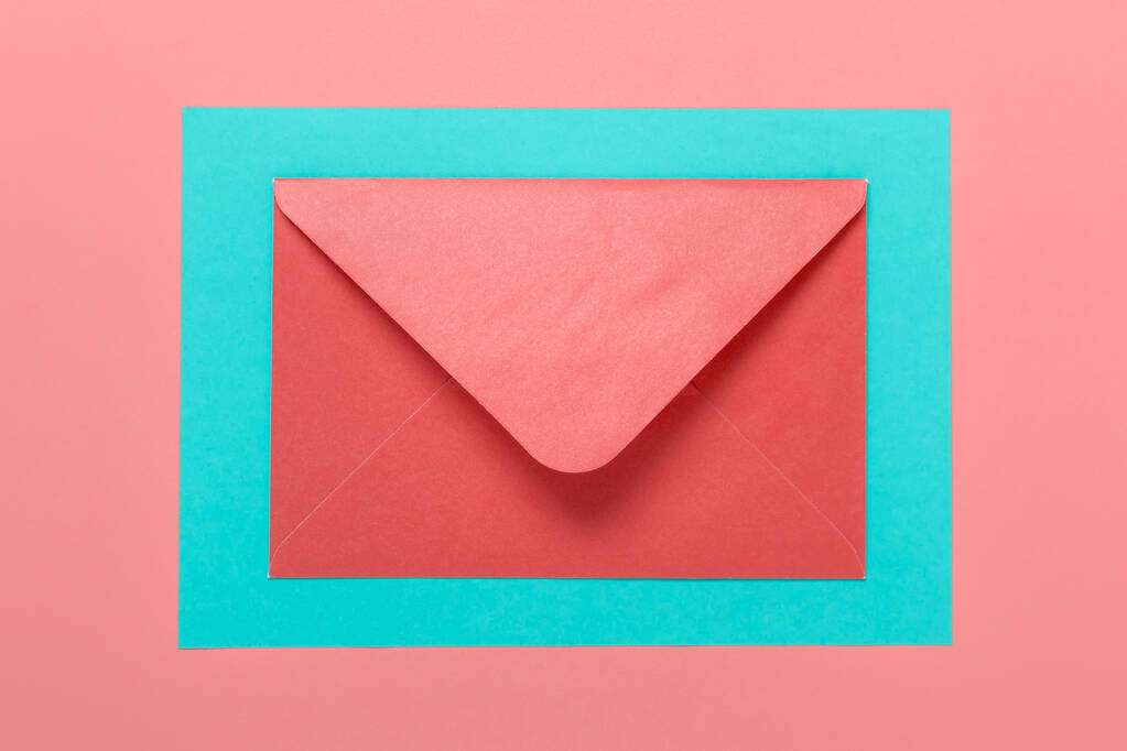 Рожевий закритий конверт на рожевому фоні
 - Фото, зображення