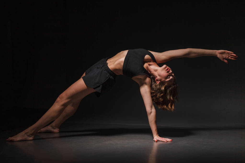 Yoga menina no estúdio de fotos
 - Foto, Imagem