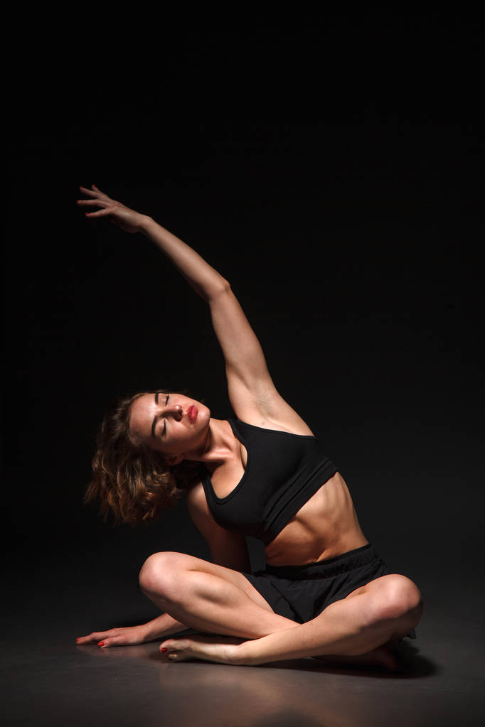Chica de yoga en estudio de fotos
 - Foto, imagen
