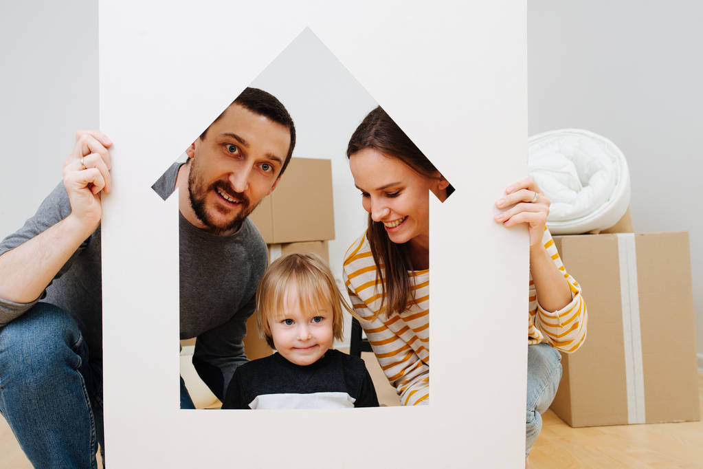 Portrait de famille, pris à travers une maison blanche ressemblant à un cadre
 - Photo, image