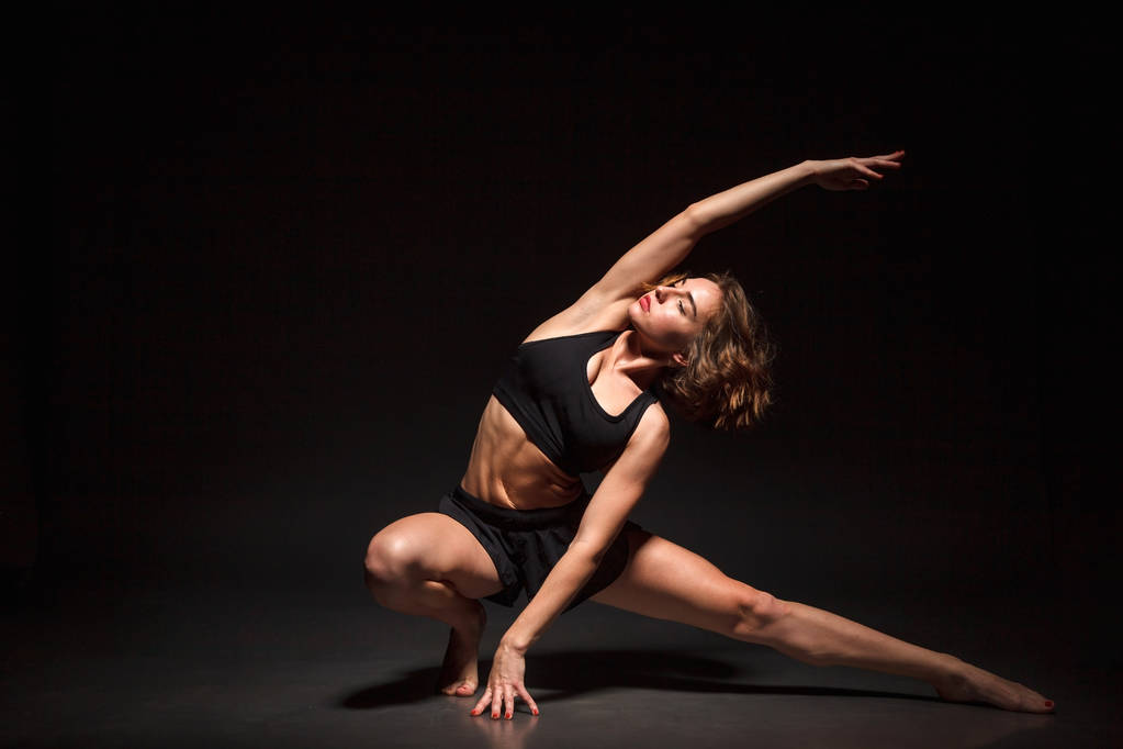 Yoga meisje in fotostudio - Foto, afbeelding