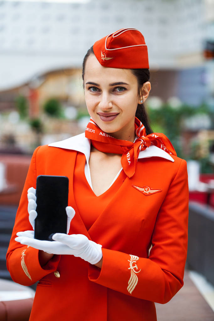 ロシア、モスクワ:01 8月2019 。美しいスチュワーデスの服を着た  - 写真・画像