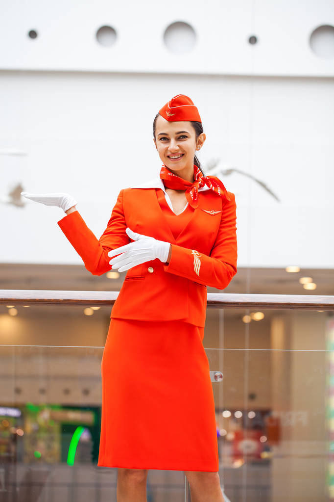 Oroszország, Moszkva: 2019. augusztus 1. Gyönyörű stewardess öltözött  - Fotó, kép