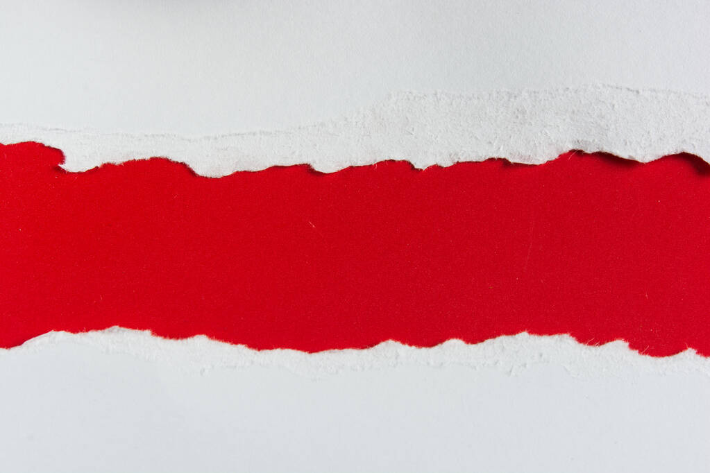 δάκρυ κόκκινο χαρτί κομμάτια χαρτί σε λευκό - Φωτογραφία, εικόνα