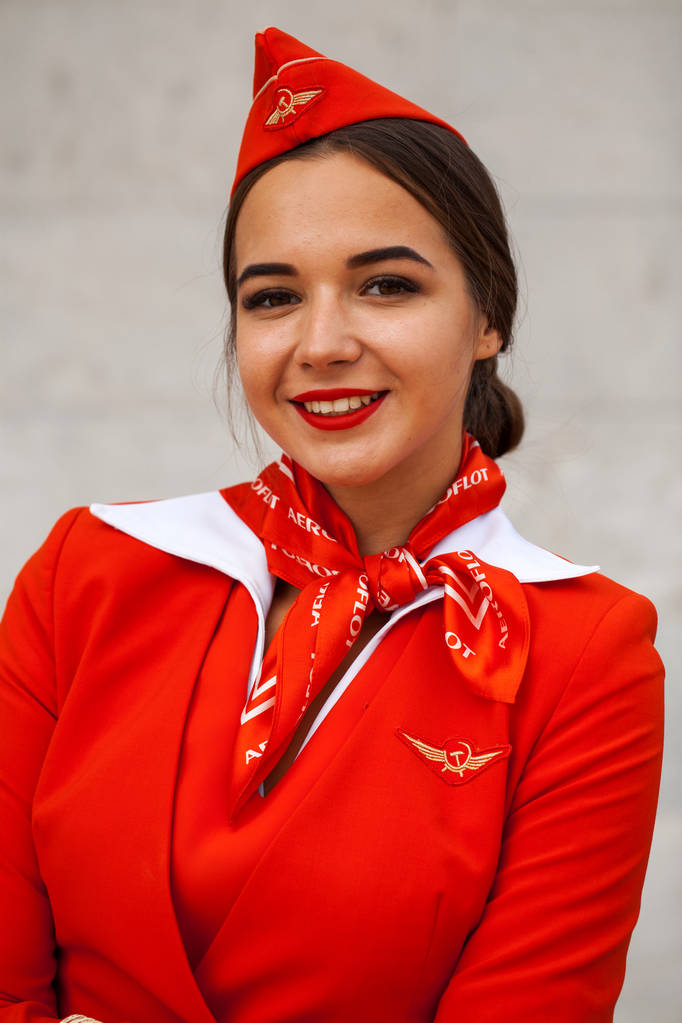 РОССИЯ, САМАРА: 08 августа 2019 года. Сексуальная стюардесса, одетая в официантку
 - Фото, изображение