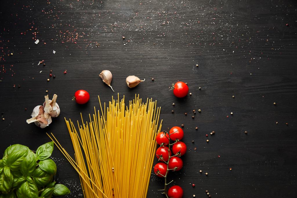 vista dall'alto degli ingredienti della pasta cruda bolognese su fondo nero in legno
 - Foto, immagini