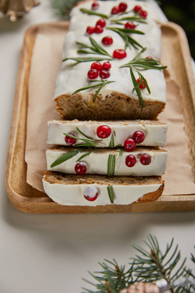 крупним планом традиційний різдвяний торт з журавлиною на білому столі
 - Фото, зображення