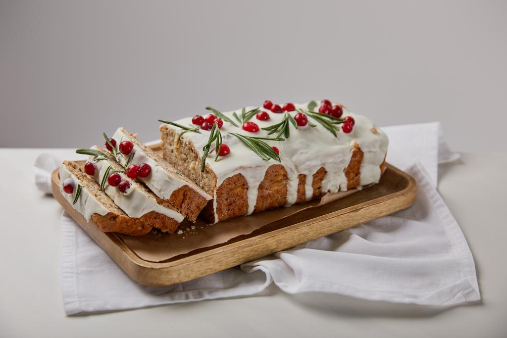 gâteau de Noël traditionnel avec canneberge sur panneau en bois sur table blanche isolé sur gris
 - Photo, image