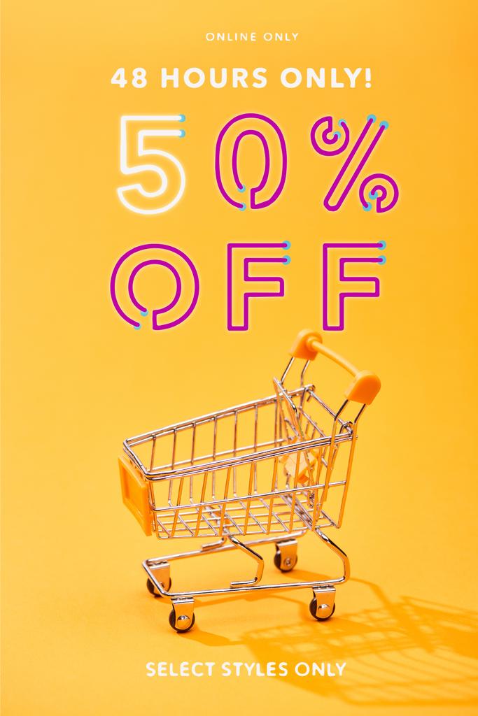 vazio carrinho de compras pequeno no fundo laranja brilhante com 48 horas apenas 50 por cento de desconto ilustração
 - Foto, Imagem