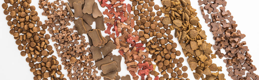 vista superior de alimentos frescos variados para animais de estimação secos em linhas isoladas em branco, tiro panorâmico
 - Foto, Imagem