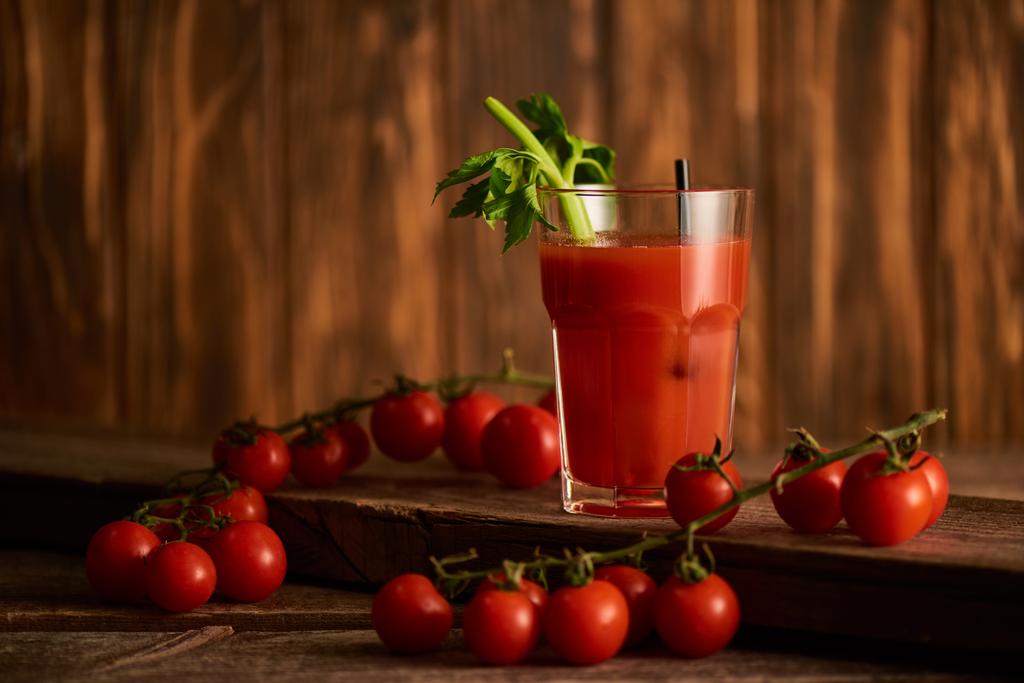 foyer sélectif de cocktail Mary sanglant en verre sur fond de bois avec des tomates
 - Photo, image