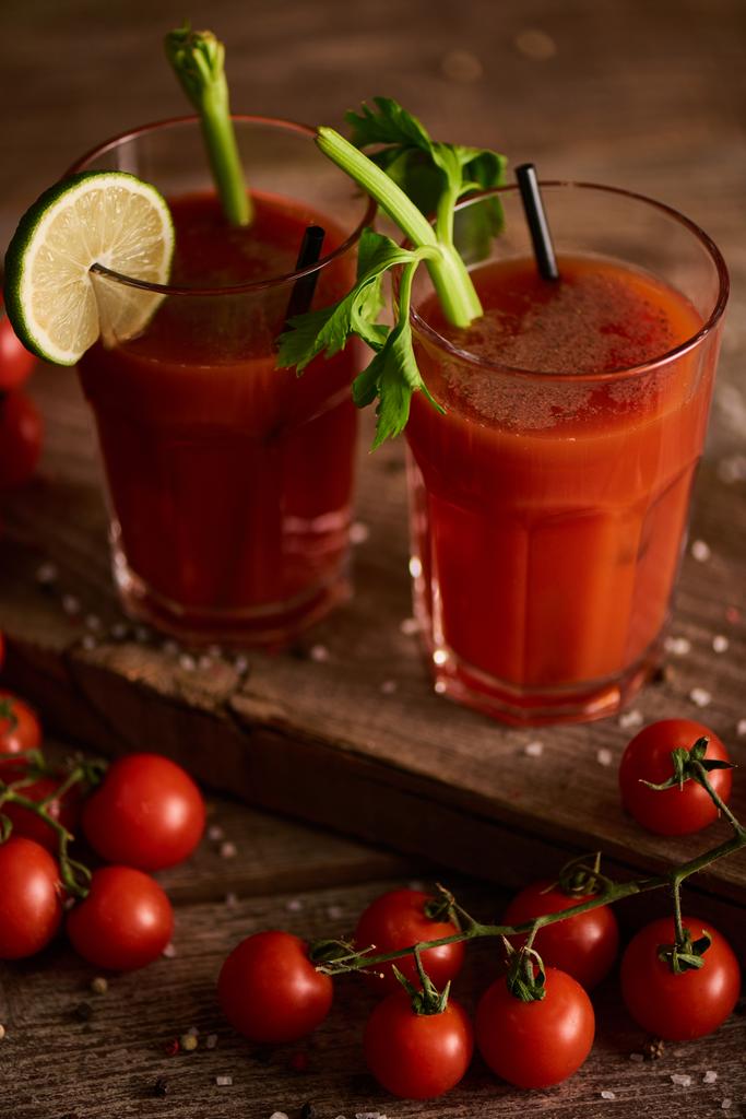 Bloody Mary koktél szemüvegben fa háttér só, bors, paradicsom és zeller - Fotó, kép