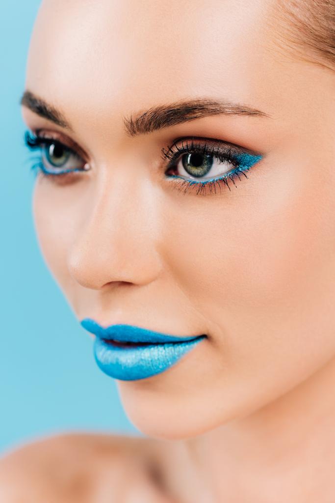 Mavi makyajlı güzel bir kadının mavi renkte izole edilmiş görüntüsü. - Fotoğraf, Görsel