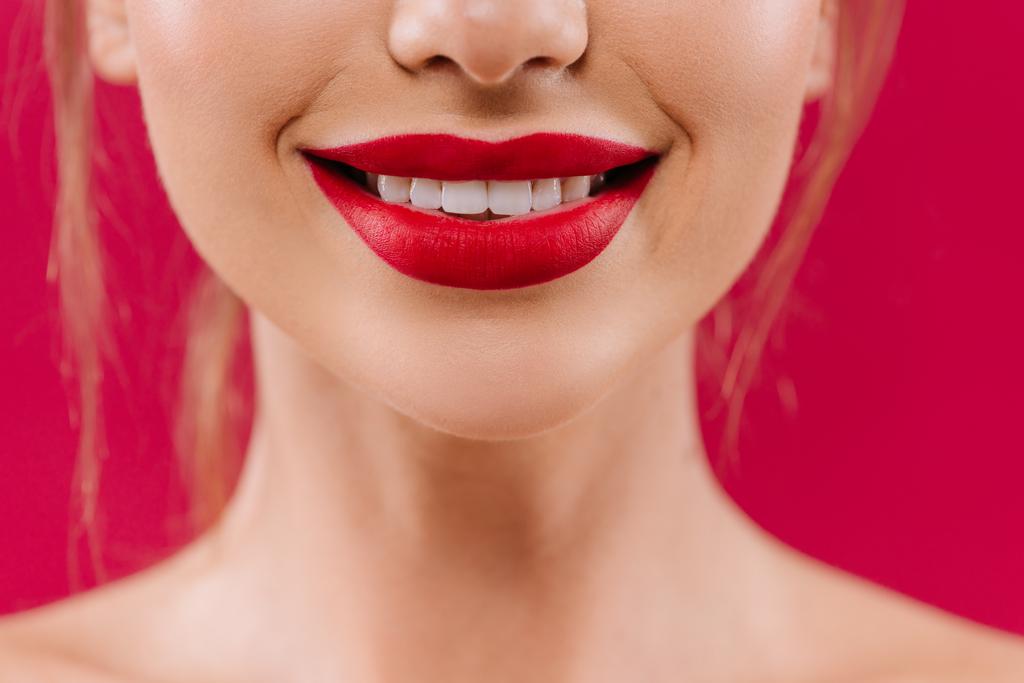 περικοπή άποψη του χαμόγελου γυμνή όμορφη γυναίκα με κόκκινα χείλη απομονώνονται σε κόκκινο - Φωτογραφία, εικόνα