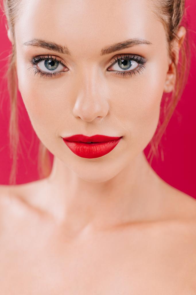 naga piękna kobieta z czerwonymi ustami odizolowana na czerwono - Zdjęcie, obraz