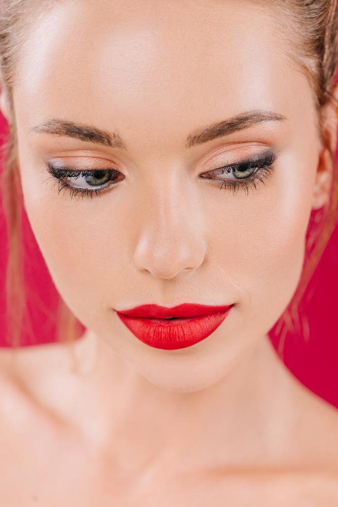 muotokuva alaston kaunis nainen punaiset huulet eristetty punainen
 - Valokuva, kuva