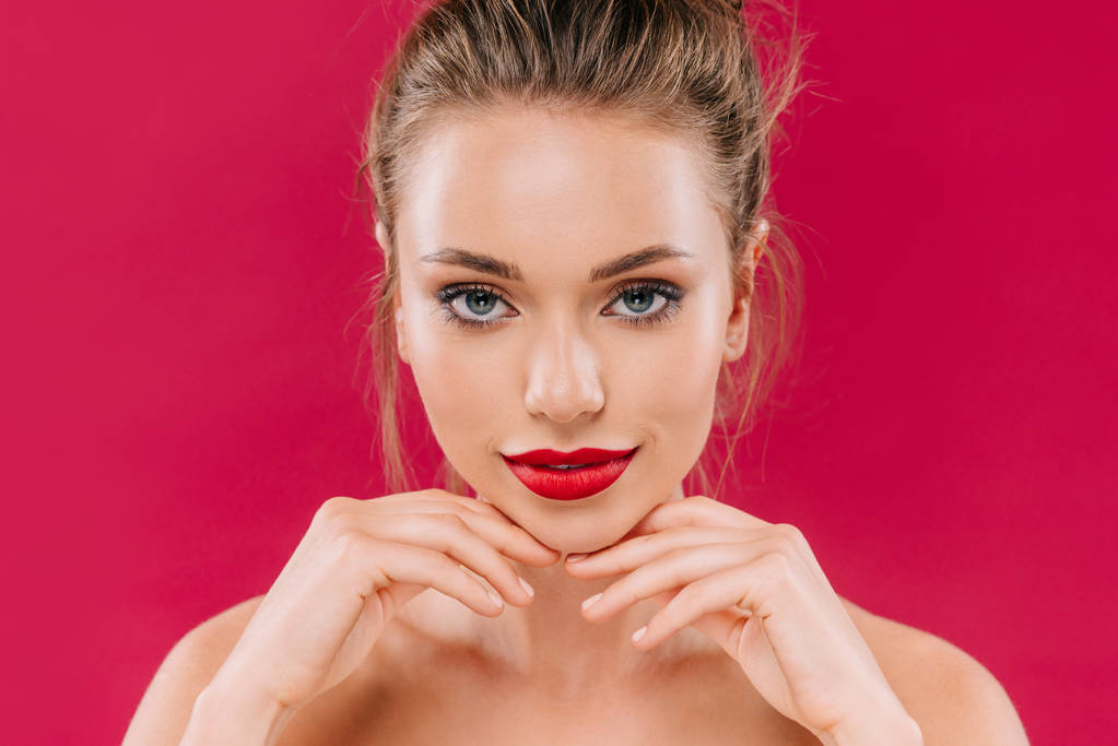 naakt mooi vrouw met rode lippen poseren geïsoleerd op rood - Foto, afbeelding