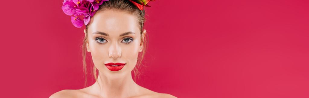 bella donna nuda con labbra rosse e corona floreale sulla testa isolata su cremisi, colpo panoramico
 - Foto, immagini