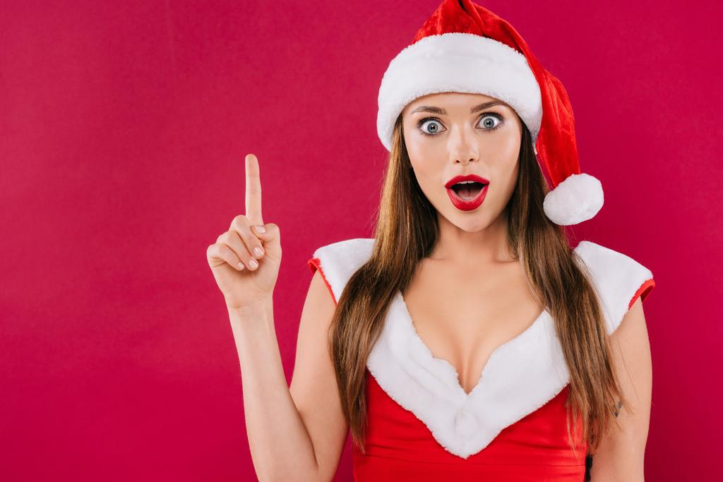 schockiert sexy schöne Weihnachtsmädchen zeigt Idee Geste isoliert auf Burgund - Foto, Bild
