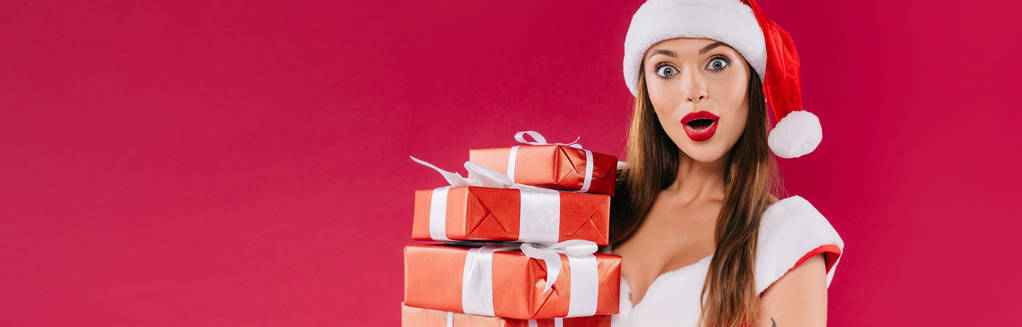 scioccato sexy bella Santa ragazza in possesso di scatole regalo isolato su bordeaux, colpo panoramico
 - Foto, immagini