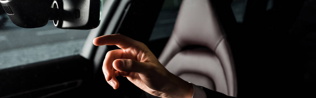KYIV, UCRANIA - 7 de octubre de 2019: plano panorámico del hombre apuntando con el dedo al espejo del coche en el porshe
 - Foto, imagen