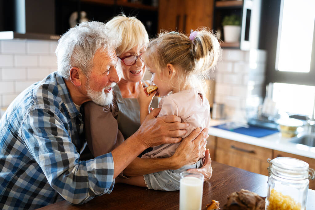Boldog mosolygó nagyszülők szórakozás gyerekekkel otthon - Fotó, kép