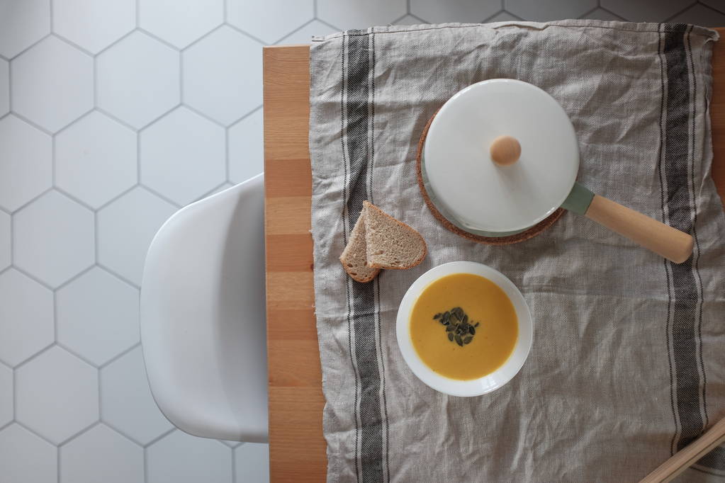 soupe à la crème de citrouille sur une table en bois. Vue d'en haut. Concept de saine alimentation
 - Photo, image