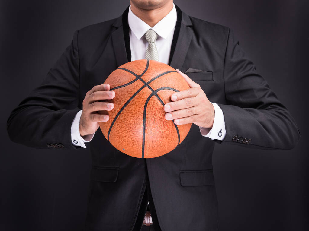 Jovem empresário segurando bola de basquete
 - Foto, Imagem