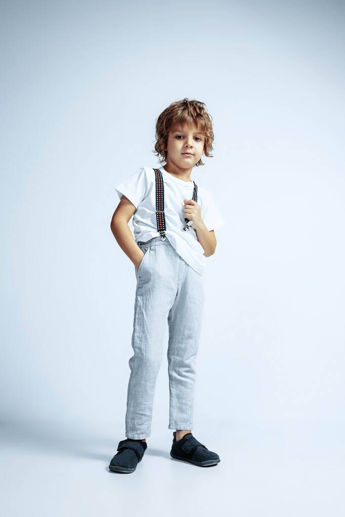 Pěkný mladý chlapec v ležérní oblečení na bílém pozadí studia - Fotografie, Obrázek