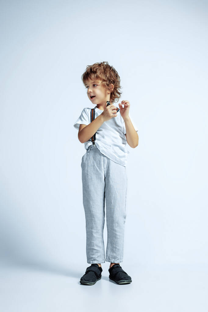 Joli jeune garçon en vêtements décontractés sur fond de studio blanc
 - Photo, image