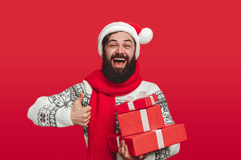 Optimista szakállas férfi jóváhagyó karácsonyi ajándékok - Fotó, kép