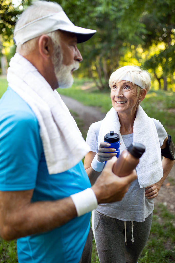 Активная старшая пара, бегающая в парке за здоровой жизнью
 - Фото, изображение