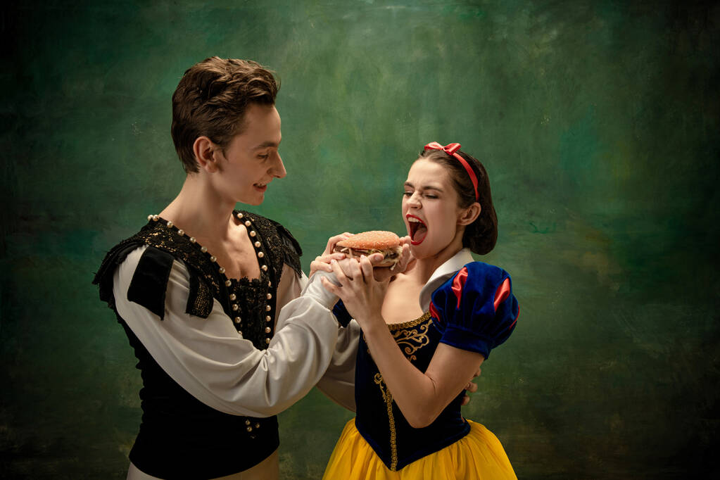Młodzi tancerze baletowi jako postaci Śnieżki w lesie, współczesne opowieści - Zdjęcie, obraz