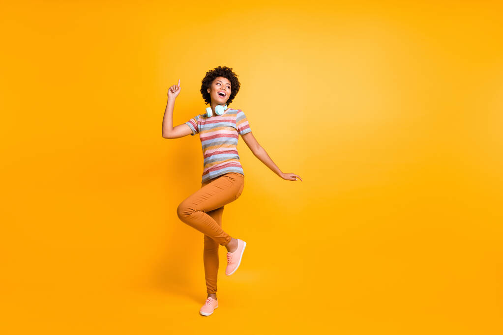 Full length body size άποψη της αυτή ωραία ελκυστική χαρούμενη χαρούμενη χαρούμενη ονειρική κυματιστή μαλλιά κορίτσι χορό ποπ μουσική απομονωμένη πάνω από φωτεινό ζωντανό λάμψη ζωηρό κίτρινο χρώμα φόντο - Φωτογραφία, εικόνα