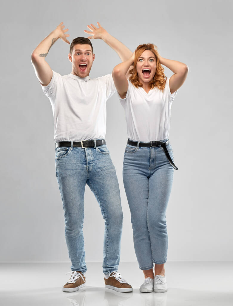 portrét šťastného páru v bílých tričkách - Fotografie, Obrázek