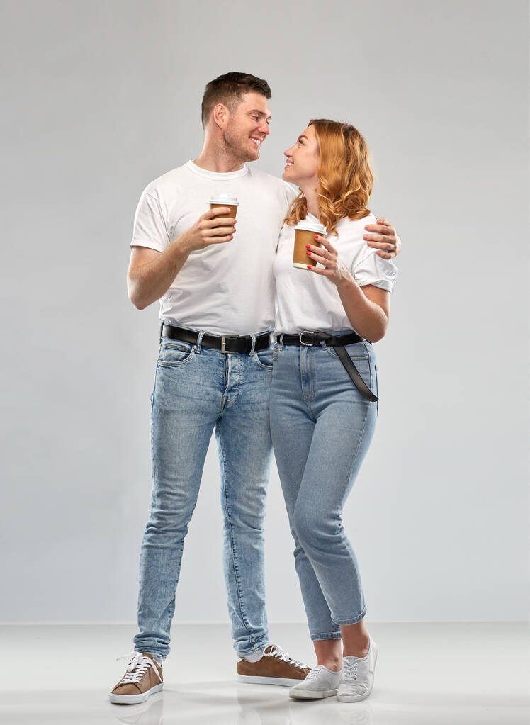 portrét šťastného páru s odnášejícím šálky kávy - Fotografie, Obrázek