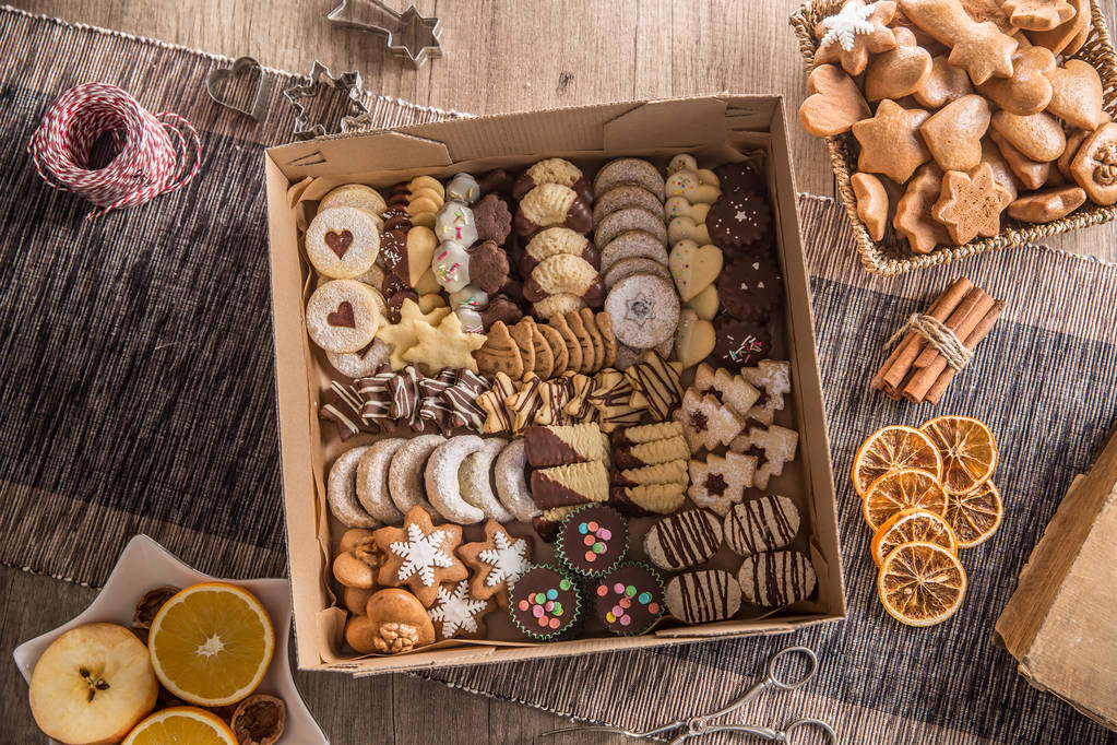 Scatola piena di dolci e pasticcini natalizi
 - Foto, immagini