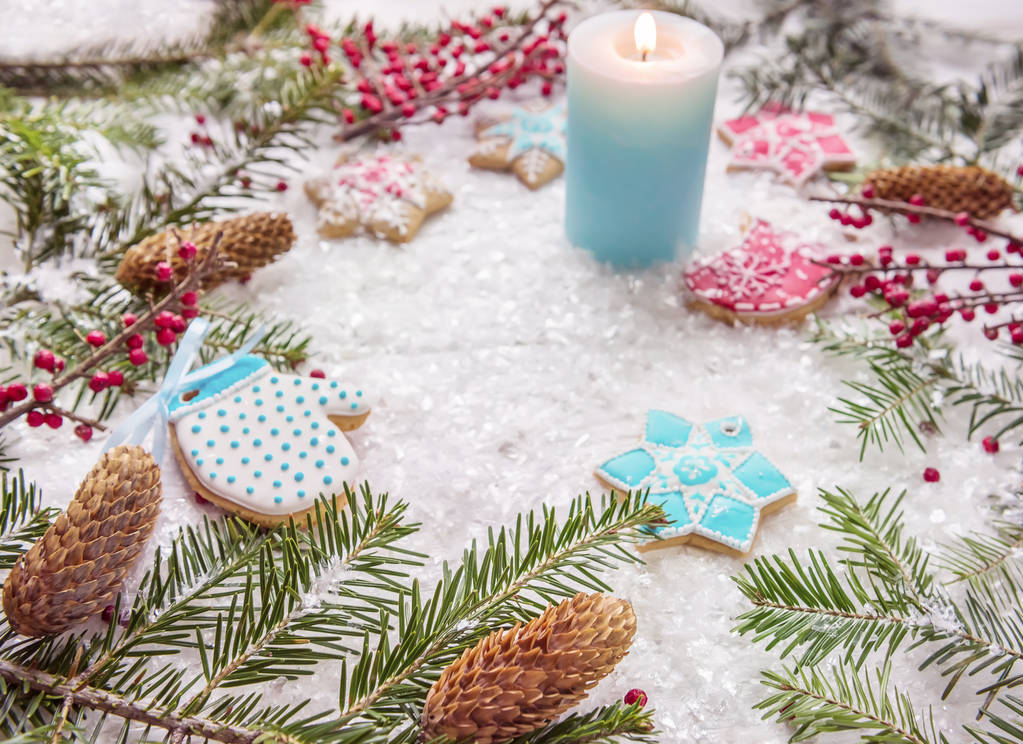クリスマス、リースとキャンドルと明るい背景に自家製のジンジャーブレッドのためのクリスマスの装飾。休日、クリスマス ムードの雰囲気. - 写真・画像