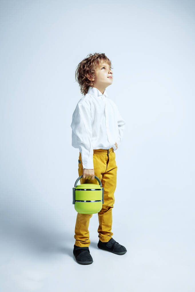 Kaunis nuori poika rento vaatteita valkoinen studio tausta
 - Valokuva, kuva