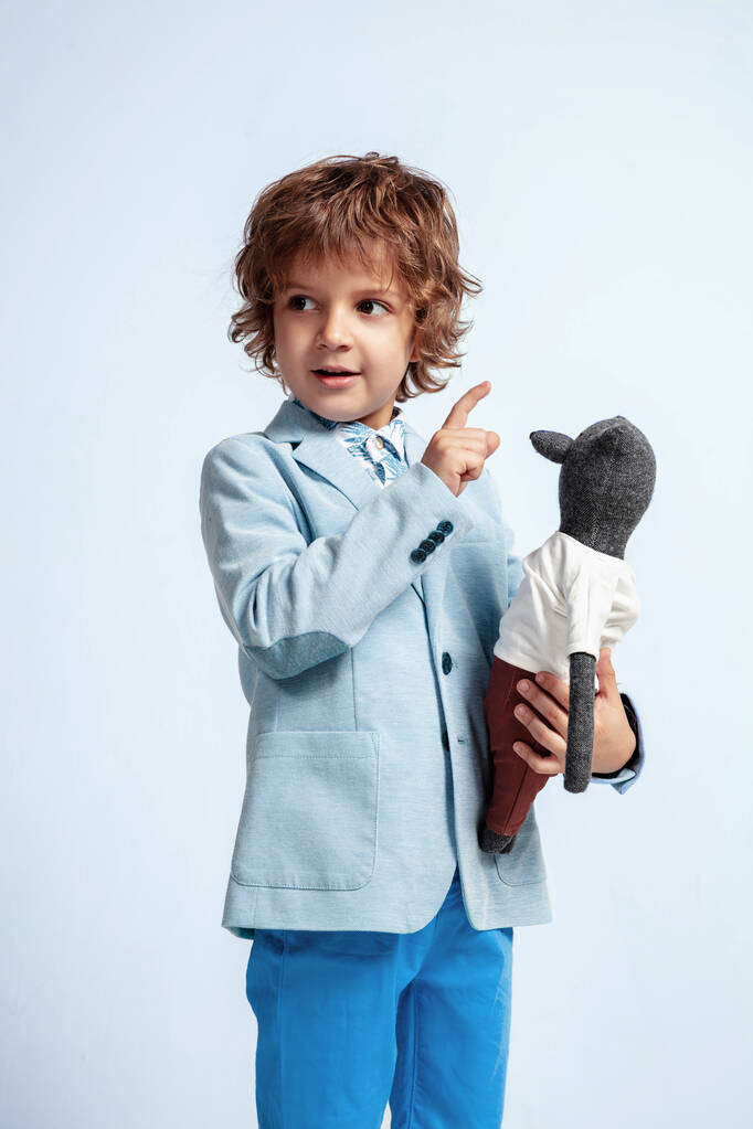 Ładny młody chłopiec w luźnych ubraniach na białym tle studio - Zdjęcie, obraz