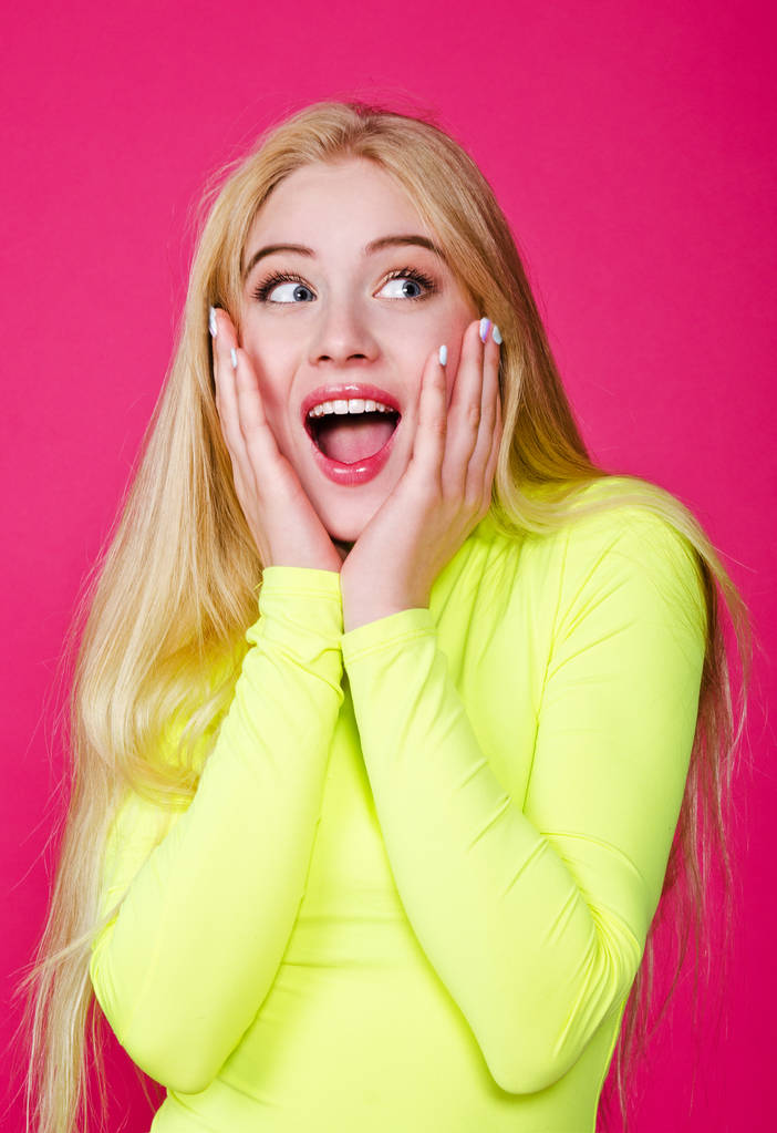 Portret van mode verrast blond model meisje jonge vrouw dragen - Foto, afbeelding