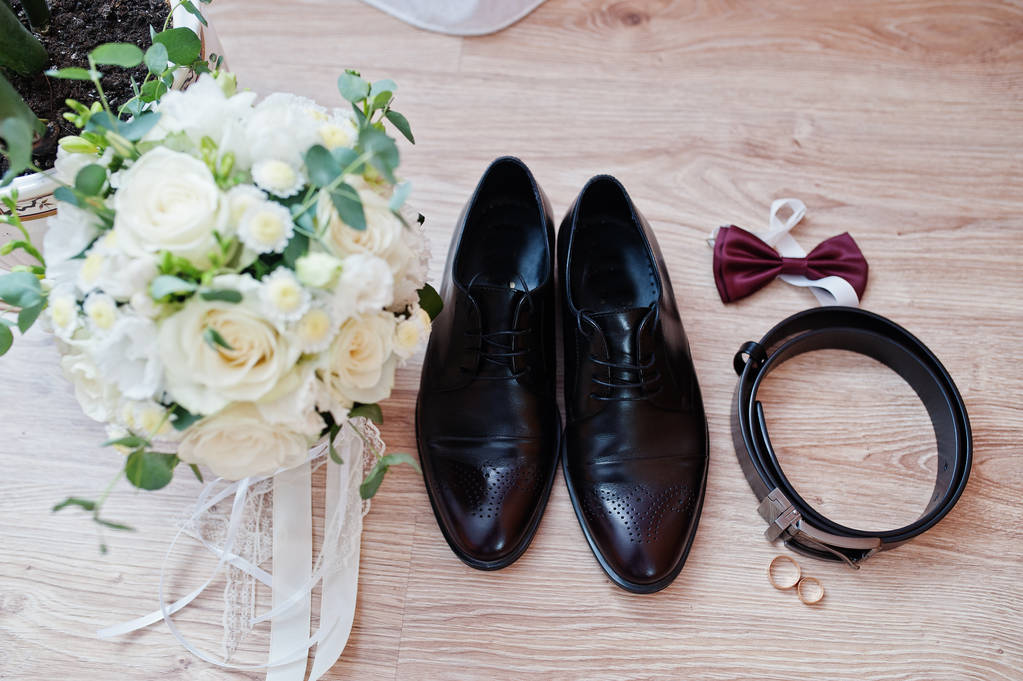 エレガントな男性の結婚式の靴,花束,ベルトと新郎モルでネクタイ - 写真・画像